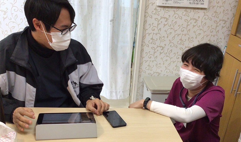 スタッフ間の相談の様子